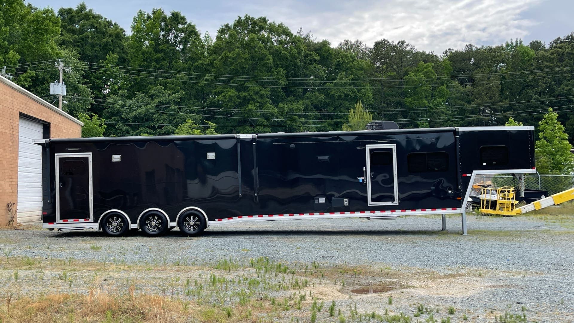 2020 Sundowner 2986 SGM Toy Hauler — 49' Triple-Axle, view