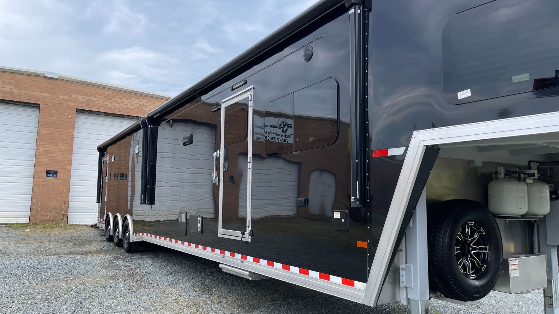2020 Sundowner 2986 SGM Toy Hauler — 49' Triple-Axle, view