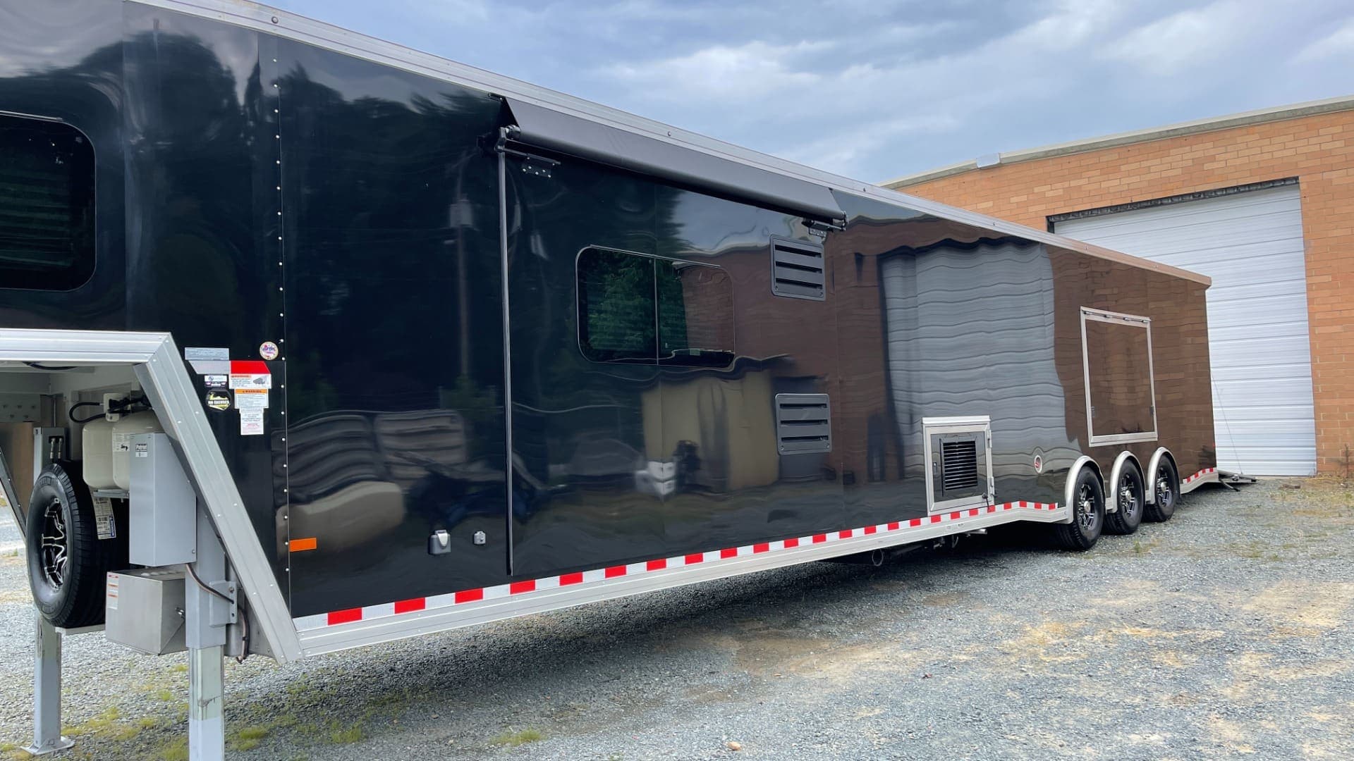 2020 Sundowner 2986 SGM Toy Hauler — 49' Triple-Axle, view
